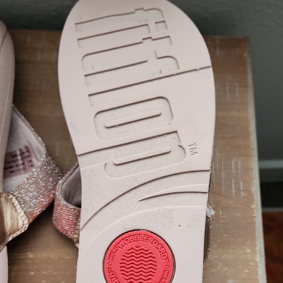 New -Fitflop Rose Gold Lulu Shimmerlux Toe Post Women's Sandals Size 7 - Picture 5 of 8